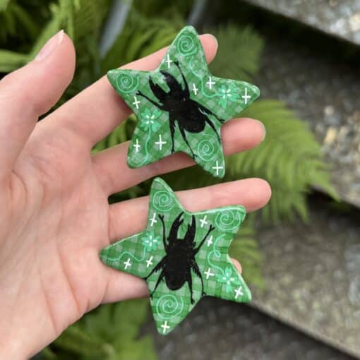 stag beetle lucky clover hair clip ★ - Image 2